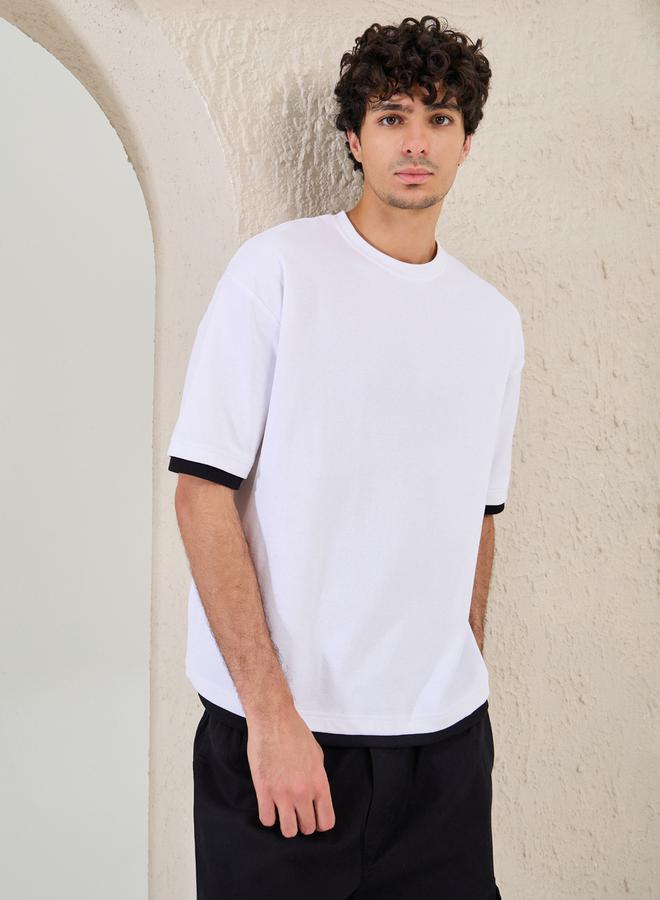 ستايلي تيشيرت أوفرسايز بتفاصيل متباينة سادة - Image 1
