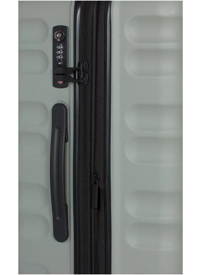 Antler - The Clifton Cabin with Pocket has all the features of our best-selling Clifton cases, with the added benefit of a chic but practical front pocket. - Image 1