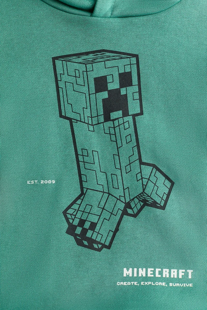 اتش اند ام هودي مُزيّن بعبارة مطبوعة