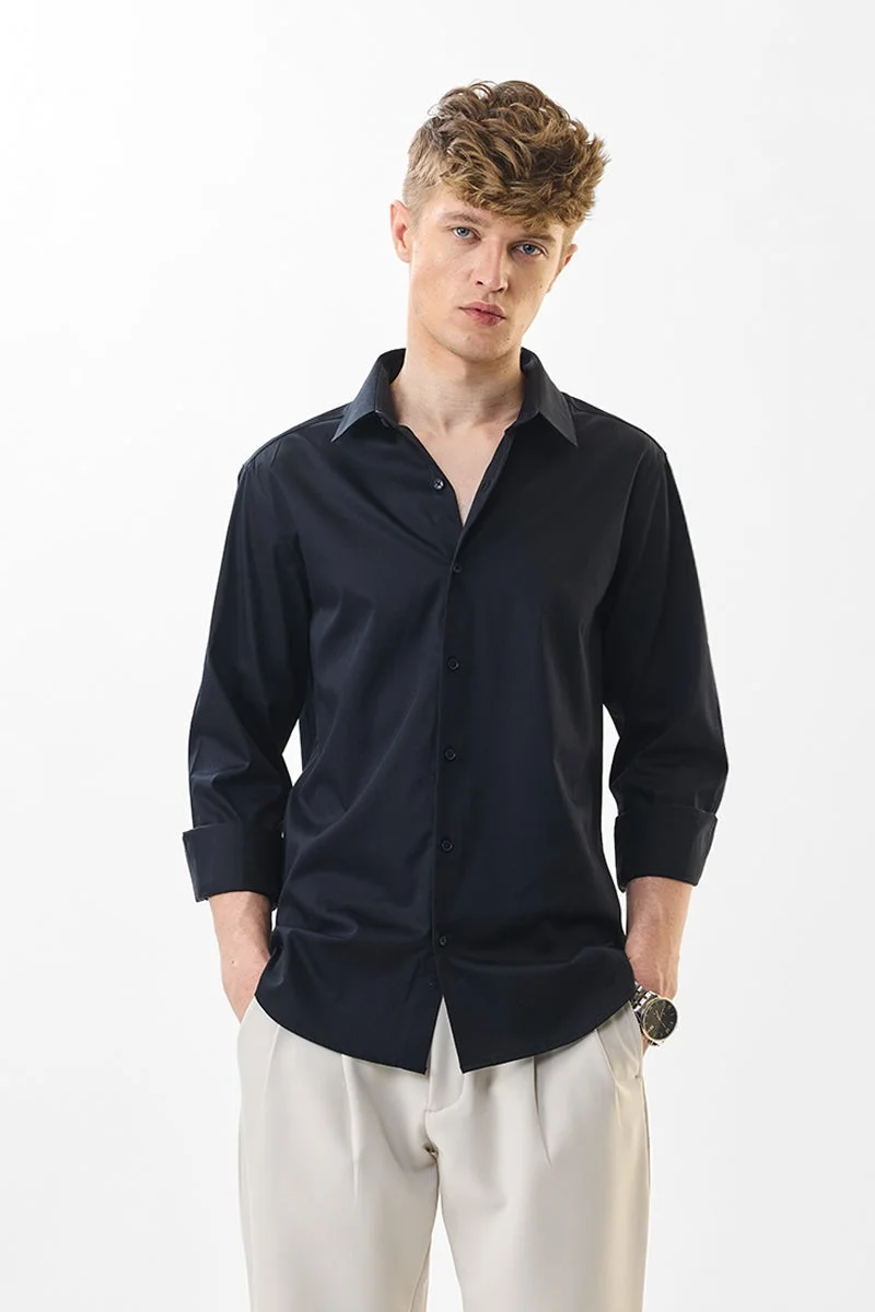 سنيتش قميص أسود فاخر بقصة ضيقة ومرونة