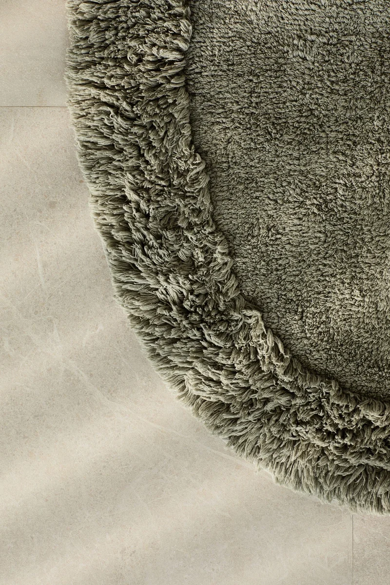 اتش اند ام سجادة حمام من نسيج معنقد وشكل بيضاوي