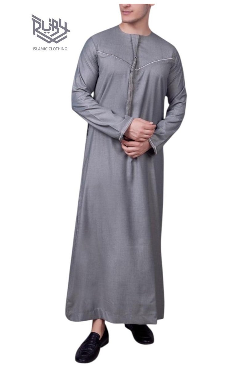 روبي للملابس الإسلامية ثوب إماراتي رمادي كلاسيكي للرجال مع سحاب وتطريز متقن، قفطان رجالي برقبة دائرية وأكمام طويلة، رداء موسلين سعودي - Image 1