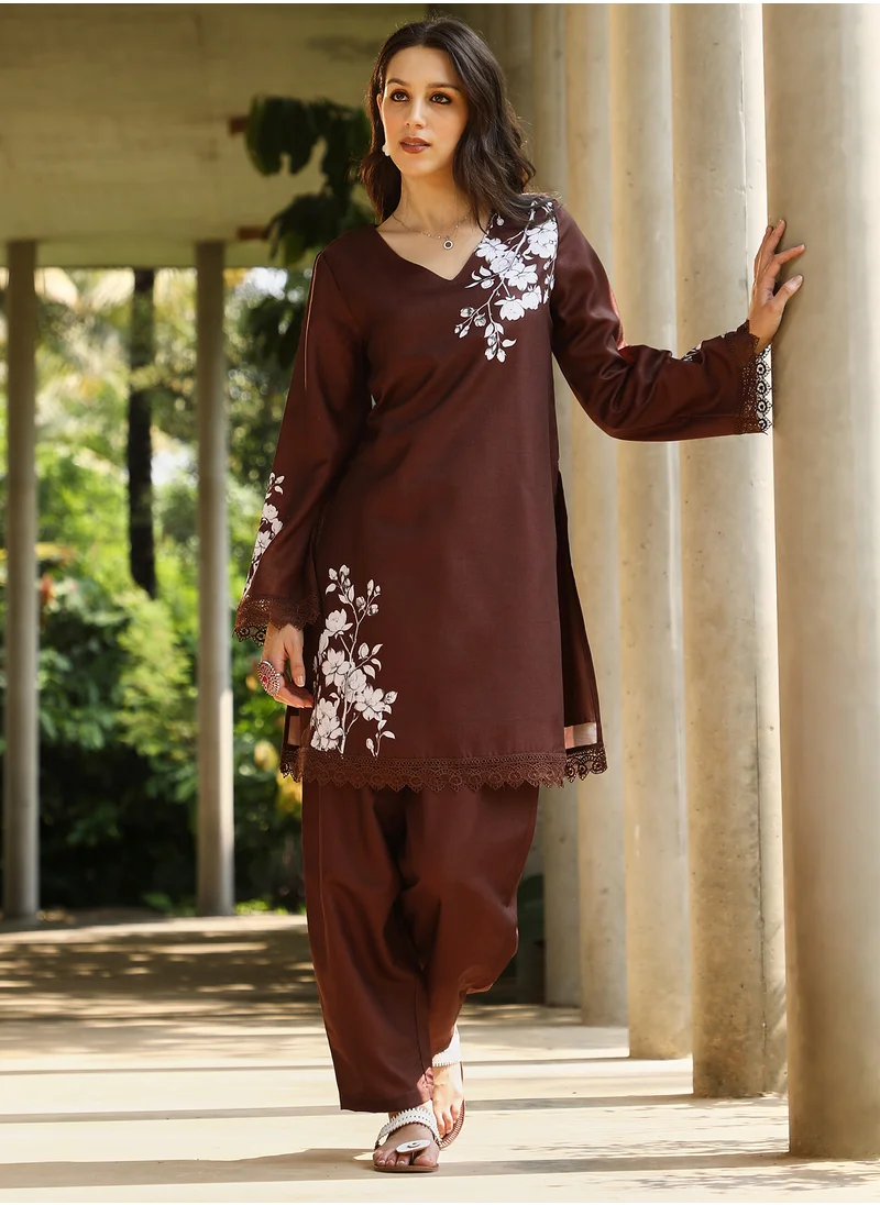  قصة Qissa Women's Chocolate Brown Flora-Block Kurta Set For Casual Wear | V-Neck | Quarter Regular Sleeves | 3 Piece Kurta Set Designed With Comfort Fit For Everyday Ethnic Wear