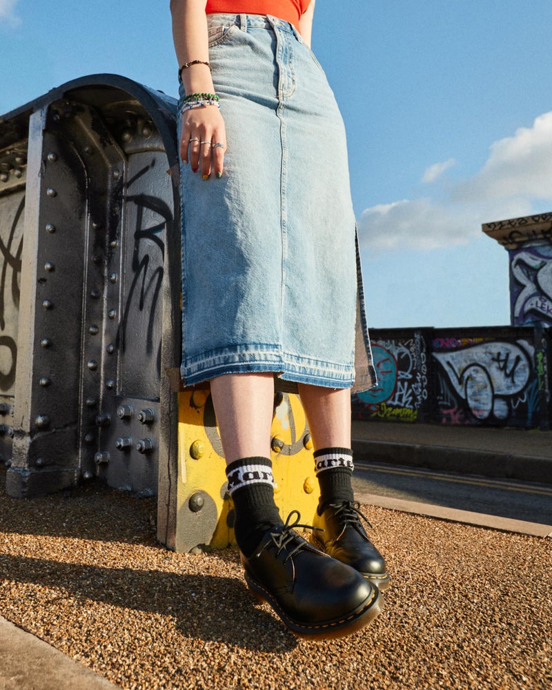 Dr Martens Dr. Martens, 1461 3-Eye Leather Oxford Shoe for Men and Women, Black Smooth, 9 US Women/8 US Men - Image 3
