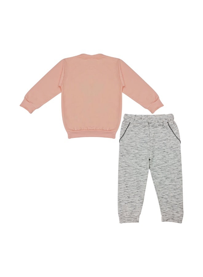 طقم كاليفورنيا للأولاد من القطن مكون من قطعتين، سويت شيرت بطبعة جرافيكية "Passion" وبنطال رياضي رمادي، ملابس رياضية كاجوال بأكمام طويلة للارتداء اليومي، للأعمار من 1 إلى 6 سنوات - Image 2