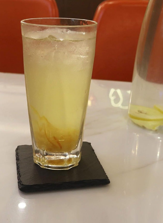 1 تشيس طقم قواعد أكواب من الحجر الطبيعي من 6 قطع - قواعد أكواب مربعة رمادية داكنة مقاس 10×10 سم مع حافة خشنة، أدوات مائدة ريفية للقهوة والشاي والبيرة وديكور المنزل - Image 3