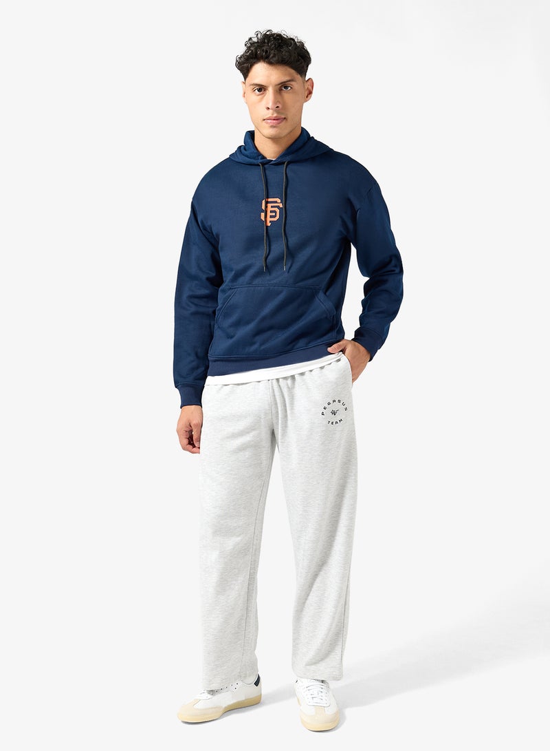 سفنتي فايف بيسيكس هودي بطبعة جرافيك - Image 4