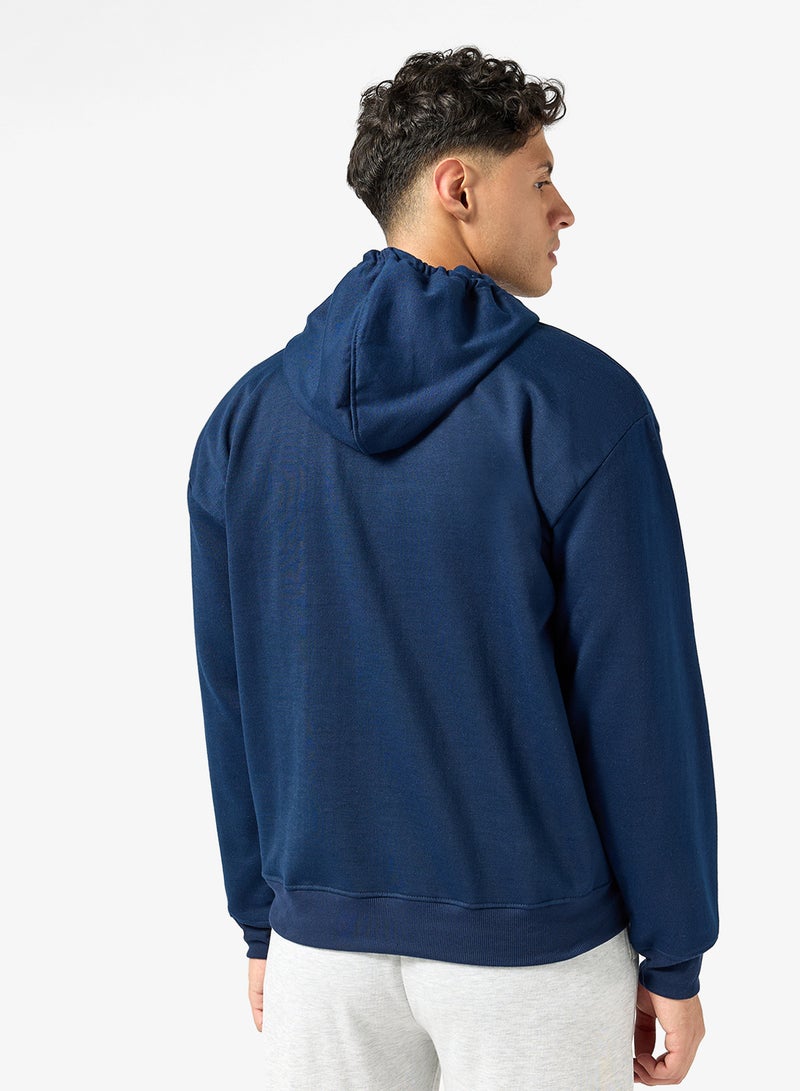 سفنتي فايف بيسيكس هودي بطبعة جرافيك - Image 2