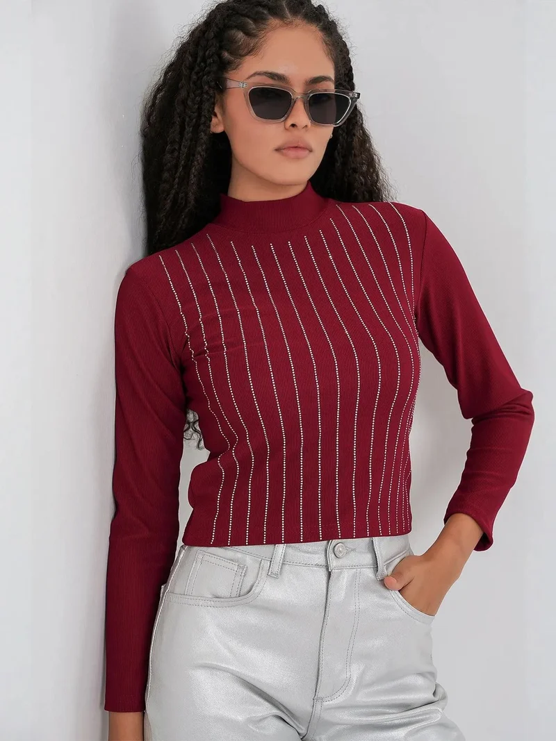 بيغ دارت بلوزة بأكمام طويلة وياقة نصف عالية مخططة بتفاصيل حجرية من