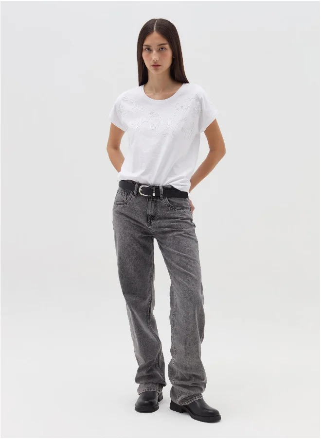 او في اس T-shirt with floral embroidery