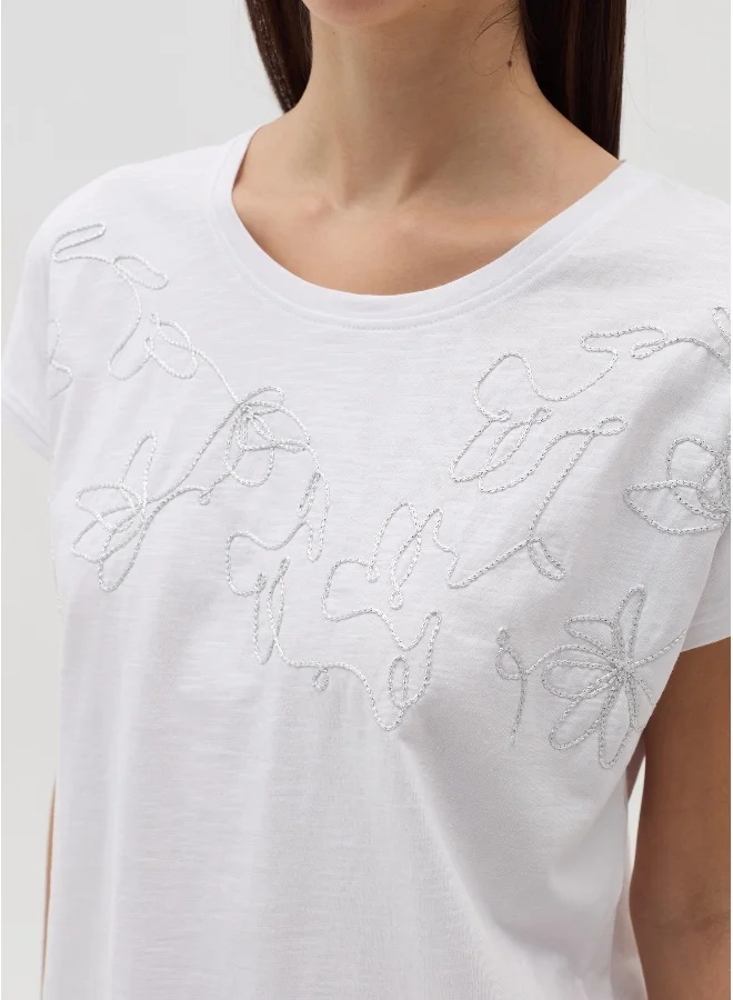 او في اس T-shirt with floral embroidery
