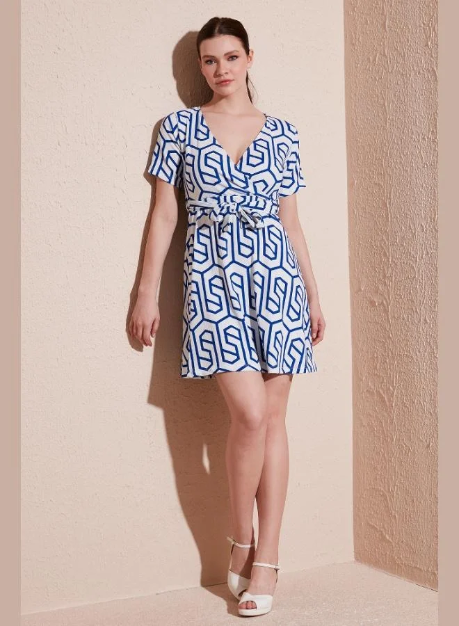 ليلا فستان قصير بياقة ملفوفة بنقوش ليلى للنساء