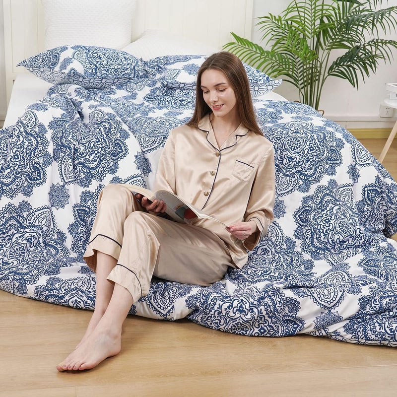 PHF غطاء لحاف بيزلي فائق النعومة بحجم كوين، مجموعة بياضات مطبوعة 3 قطع، مجموعة غطاء لحاف بنمط مريح على طراز المزرعة مع 2 غطاء وسادة، إغلاق بسحاب و 8 روابط، 90"x90"، أزرق ملكي وأبيض - Image 2