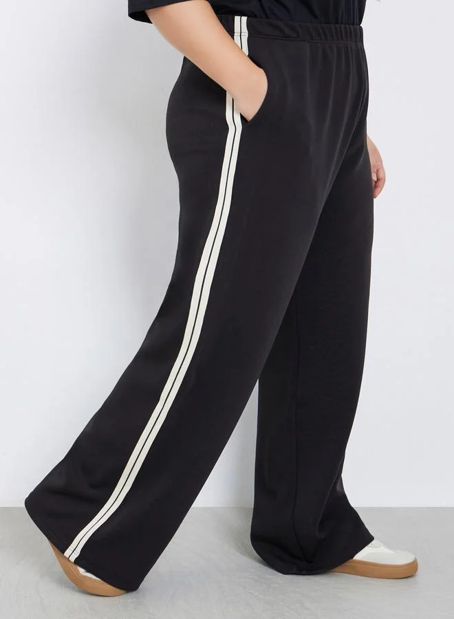 ستايلي جوغر بأرجل واسعة وشريط جانبي