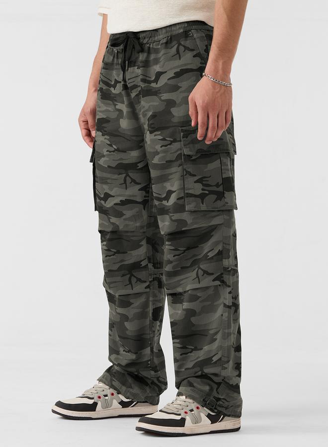 ذا سوليد ستور بنطال باراشوت كارجو بطبعة كامو - Image 3