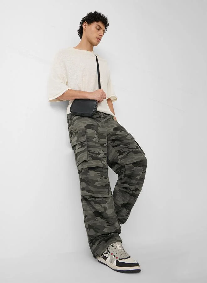 ذا سوليد ستور بنطال باراشوت كارجو بطبعة كامو