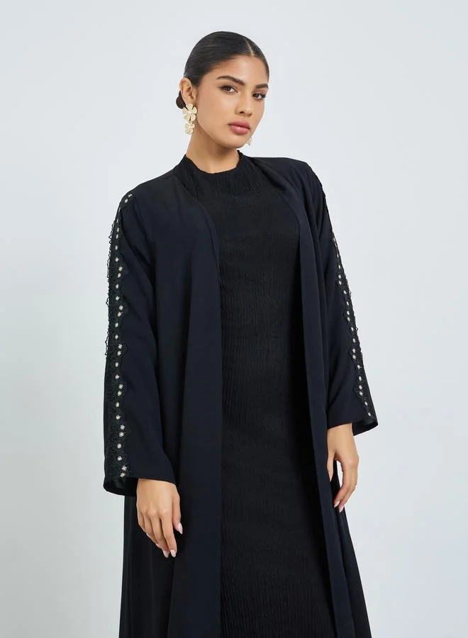 أميرة عباية مفتوحة من الأمام بتفاصيل دانتيل