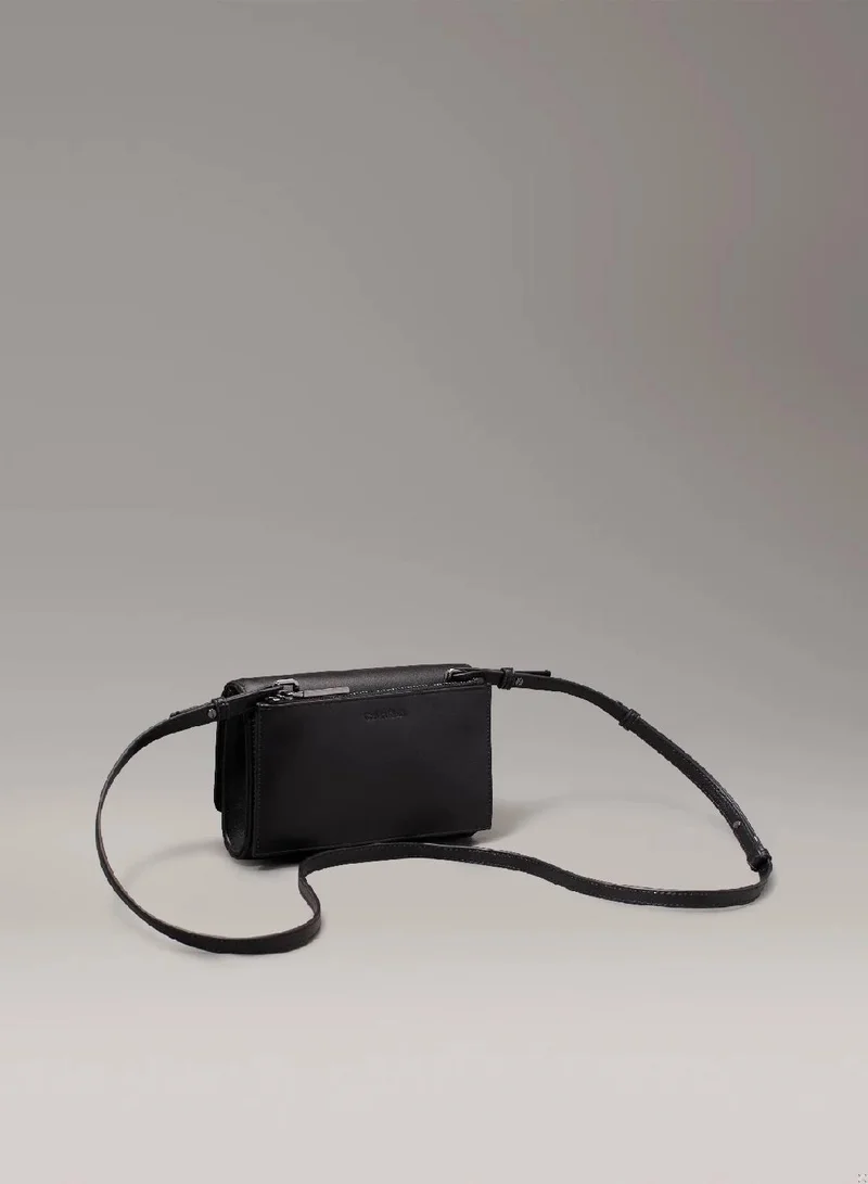 كالفن كلاين شنطة كروس صغيرة مبطنة بتصميم محفظة