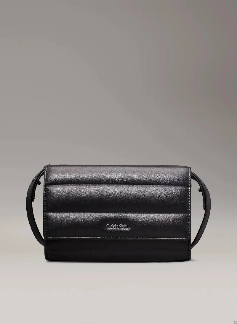 كالفن كلاين شنطة كروس صغيرة مبطنة بتصميم محفظة