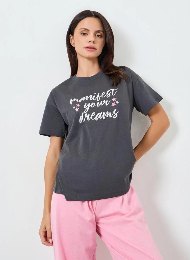 ستايلي طقم بيجاما من بنطال سادة وتيشيرت بطبعة كتابة