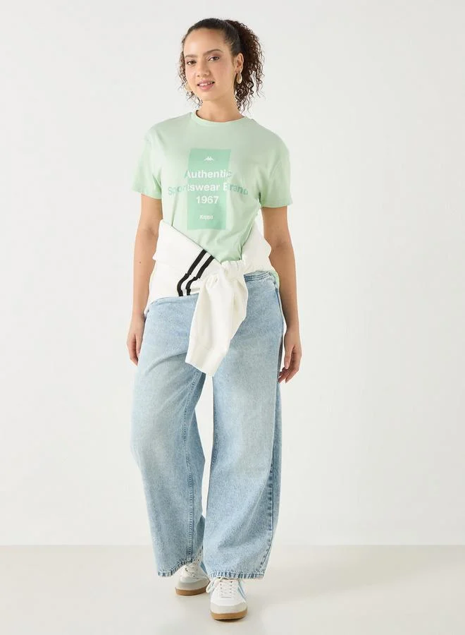 كابا تيشيرت بياقة ضيّقة وأكمام قصيرة وطبعات من كابا