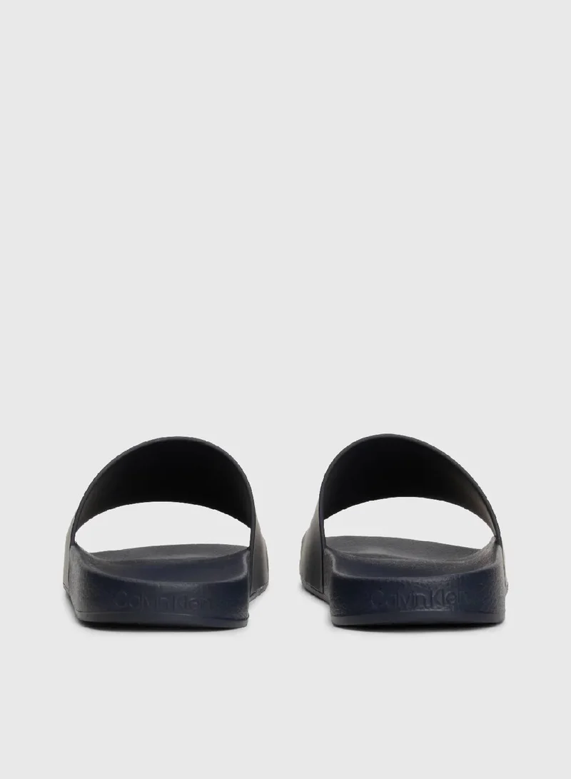 كالفن كلاين شبشب مزين بشعار العلامة التجارية