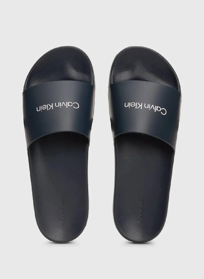 كالفن كلاين شبشب مزين بشعار العلامة التجارية