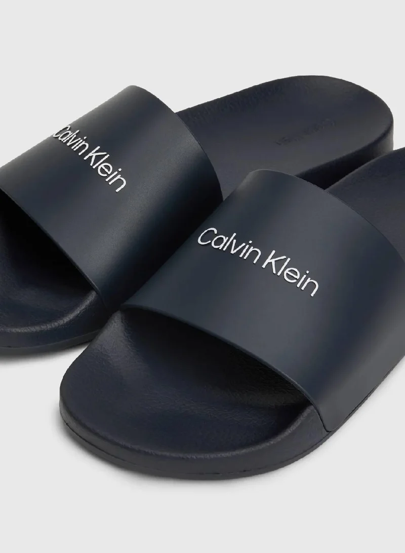 كالفن كلاين شبشب مزين بشعار العلامة التجارية