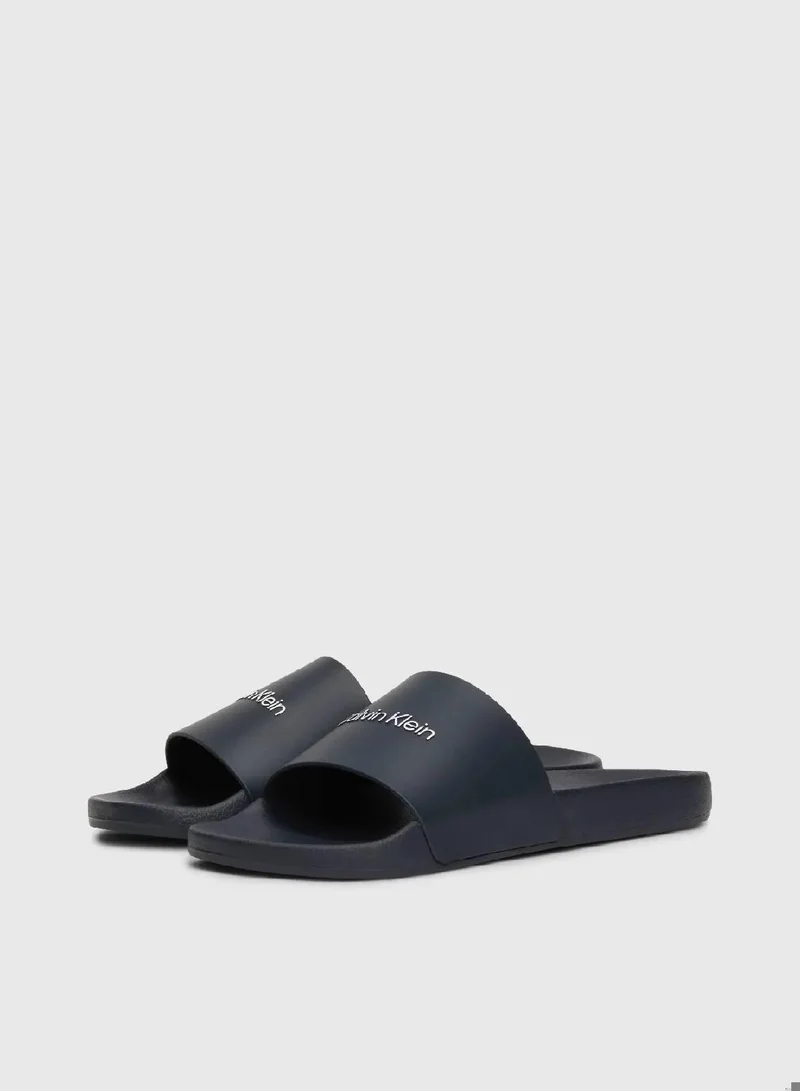 كالفن كلاين شبشب مزين بشعار العلامة التجارية