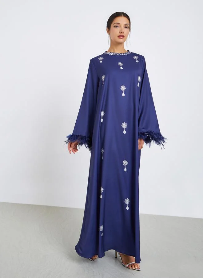 أميرة جلابية بطبعة جرافيك وتفاصيل ريش