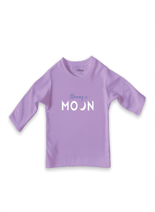 معرف com لهذا التطبيق هو تيشيرت فاخر للأطفال الرضع من كيدبيا، مصنوع من قماش البامبو فائق النعومة 100%، بأكمام طويلة، مزين بطبعة قمر الأم - لون لافندر، مقاس 5-6 سنوات - Image 1