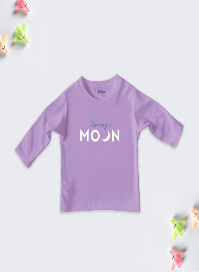 معرف com لهذا التطبيق هو تيشيرت فاخر للأطفال الرضع من كيدبيا، مصنوع من قماش البامبو فائق النعومة 100%، بأكمام طويلة، مزين بطبعة قمر الأم - لون لافندر، مقاس 5-6 سنوات - Image 2