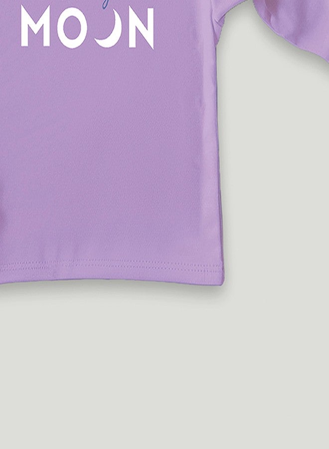 معرف com لهذا التطبيق هو تيشيرت فاخر للأطفال الرضع من كيدبيا، مصنوع من قماش البامبو فائق النعومة 100%، بأكمام طويلة، مزين بطبعة قمر الأم - لون لافندر، مقاس 5-6 سنوات - Image 5