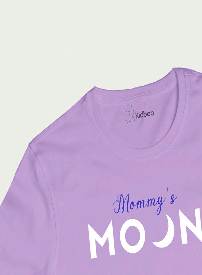 معرف com لهذا التطبيق هو تيشيرت فاخر للأطفال الرضع من كيدبيا، مصنوع من قماش البامبو فائق النعومة 100%، بأكمام طويلة، مزين بطبعة قمر الأم - لون لافندر، مقاس 5-6 سنوات - Image 3