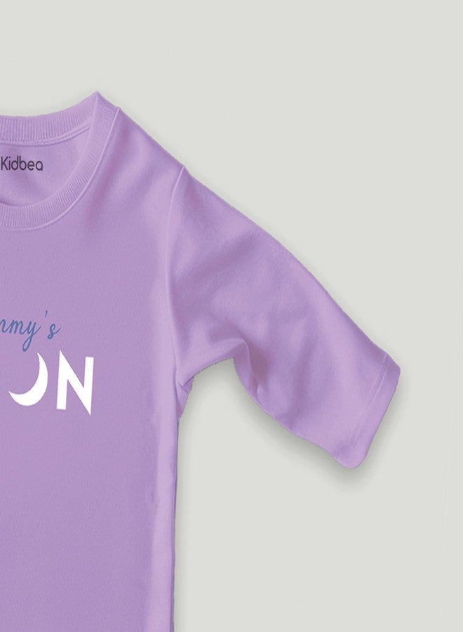 معرف com لهذا التطبيق هو تيشيرت فاخر للأطفال الرضع من كيدبيا، مصنوع من قماش البامبو فائق النعومة 100%، بأكمام طويلة، مزين بطبعة قمر الأم - لون لافندر، مقاس 5-6 سنوات - Image 4