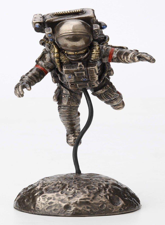 فيرونيز ديزاين تمثال رائد فضاء من تصميم فيرونيز، بارتفاع 6 1/8 بوصة، يجسد هبوطًا على سطح القمر في حالة انعدام الجاذبية، مصنوع من الراتنج ومطلي باللون البرونزي. - Image 1