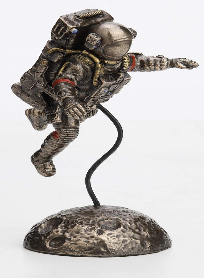 فيرونيز ديزاين تمثال رائد فضاء من تصميم فيرونيز، بارتفاع 6 1/8 بوصة، يجسد هبوطًا على سطح القمر في حالة انعدام الجاذبية، مصنوع من الراتنج ومطلي باللون البرونزي. - Image 2