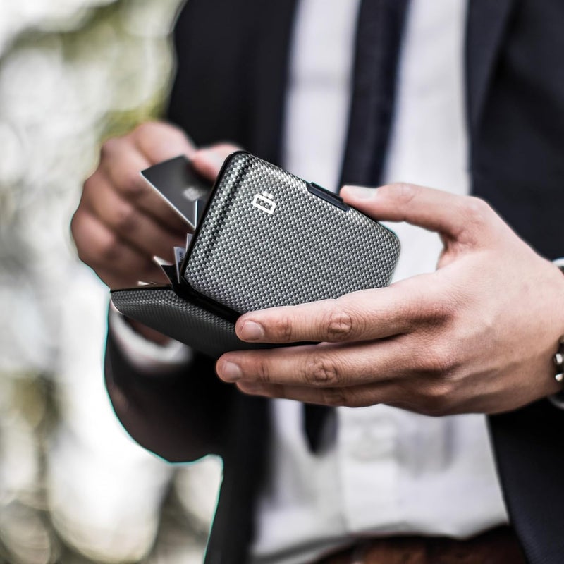 ÖGON -DESIGNS- Aluminum card holder, RFID Protection against fraud and demagnetization, Compact wallet, Smart Case STOCKHOLM V1 model (Carbon Effect) - Image 4