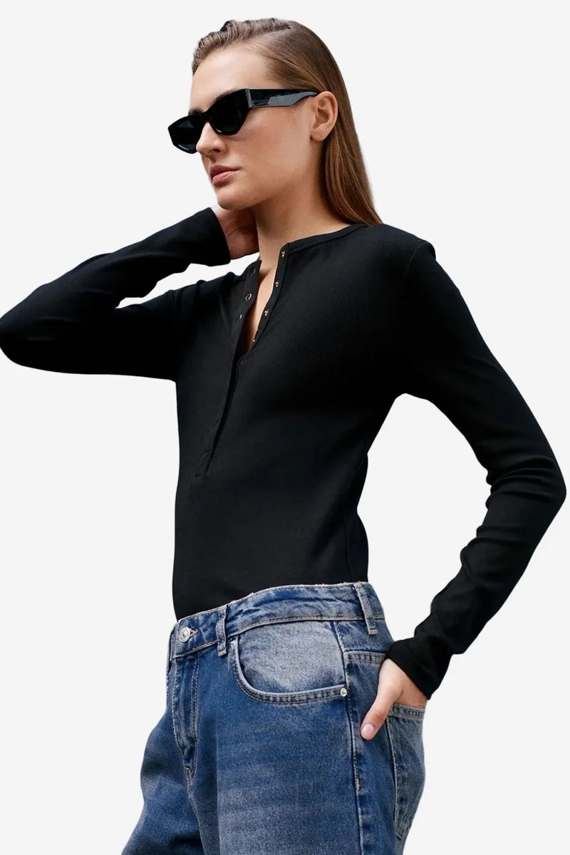 DILVIN Ribbed Crew Neck Button Blouse