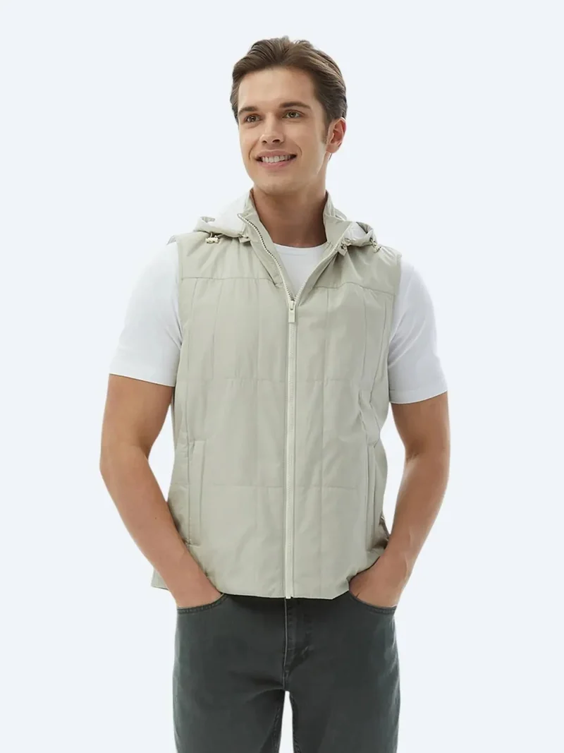 كيب سترة منفوخة منسوجة بلون كاكي فاتح، بقصة عادية وغطاء رأس، مناسبة للإطلالات الكاجوال.