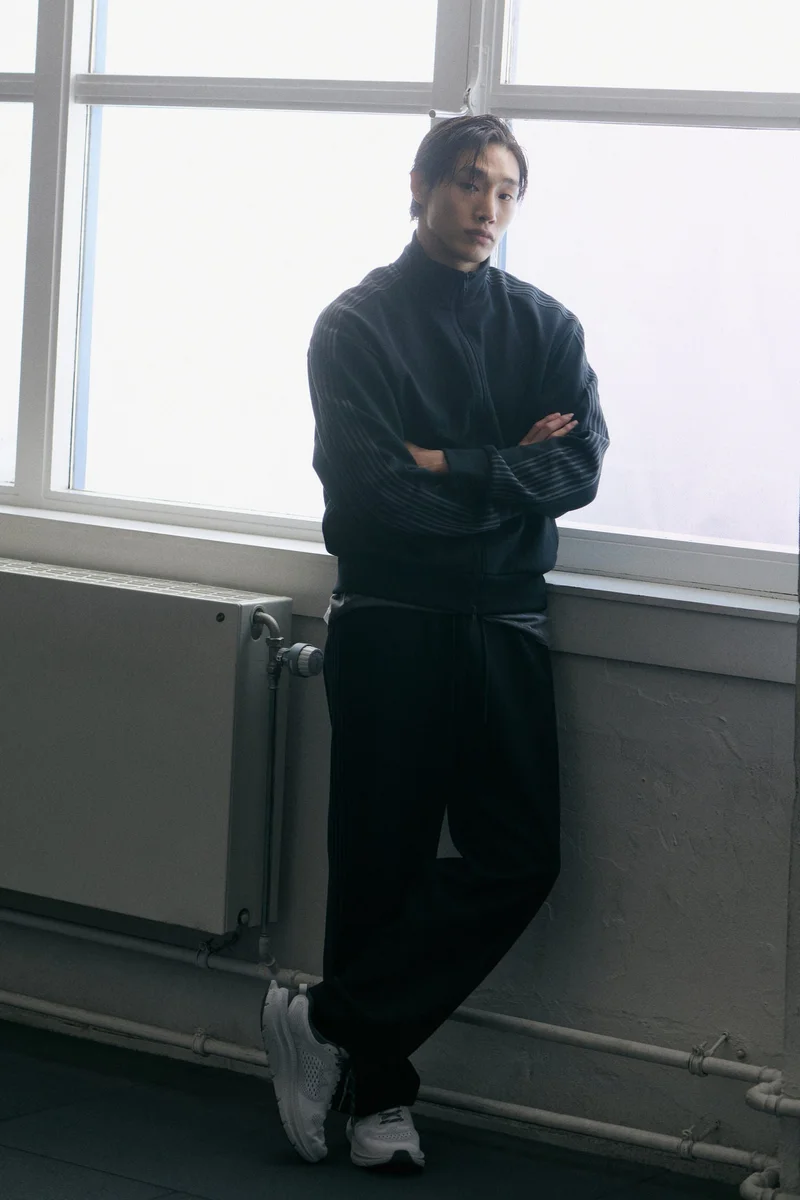 اتش اند ام جاكيت رياضي بقصّة عادية من نسيج دراي موف