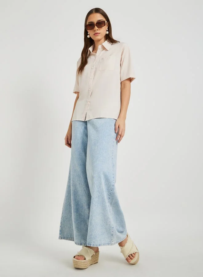 تايك تو قميص واسع بياقة ممتدة وتفاصيل جيوب بلون سادة