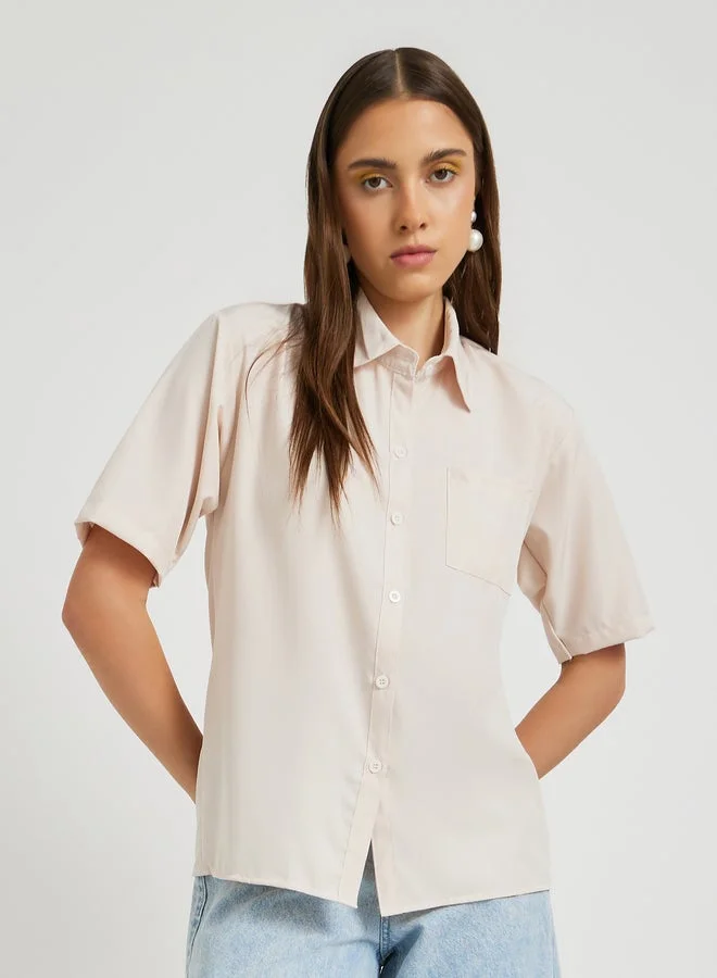 تايك تو قميص واسع بياقة ممتدة وتفاصيل جيوب بلون سادة