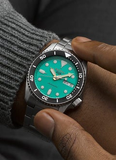 Seiko سوار سيكو 5 سبورتس SKX 38 ملم من الستانلس ستيل باللون الأزرق المخضر SRPK33K1  - Image 2