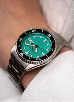 Seiko سوار سيكو 5 سبورتس SKX 38 ملم من الستانلس ستيل باللون الأزرق المخضر SRPK33K1  - Image 5