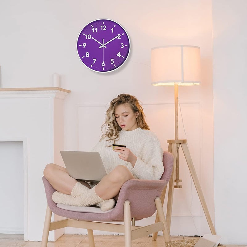 JENLYSTIME ساعة حائطية حديثة من بقياس 12 بوصة، عقارب دائرية زاهية وملونة، تعمل ببطارية كوارتز بدون صوت، سهلة القراءة وبتصميم بسيط، مناسبة لغرفة النوم أو غرفة المعيشة أو المطبخ (لون بنفسجي). - Image 4