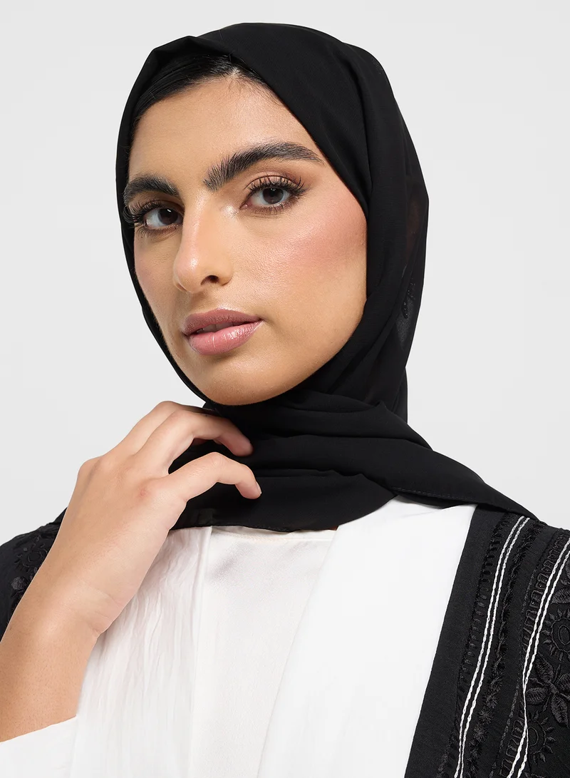 هيا كلوزيت عباية سادة بأكمام مطرزة بخطوط