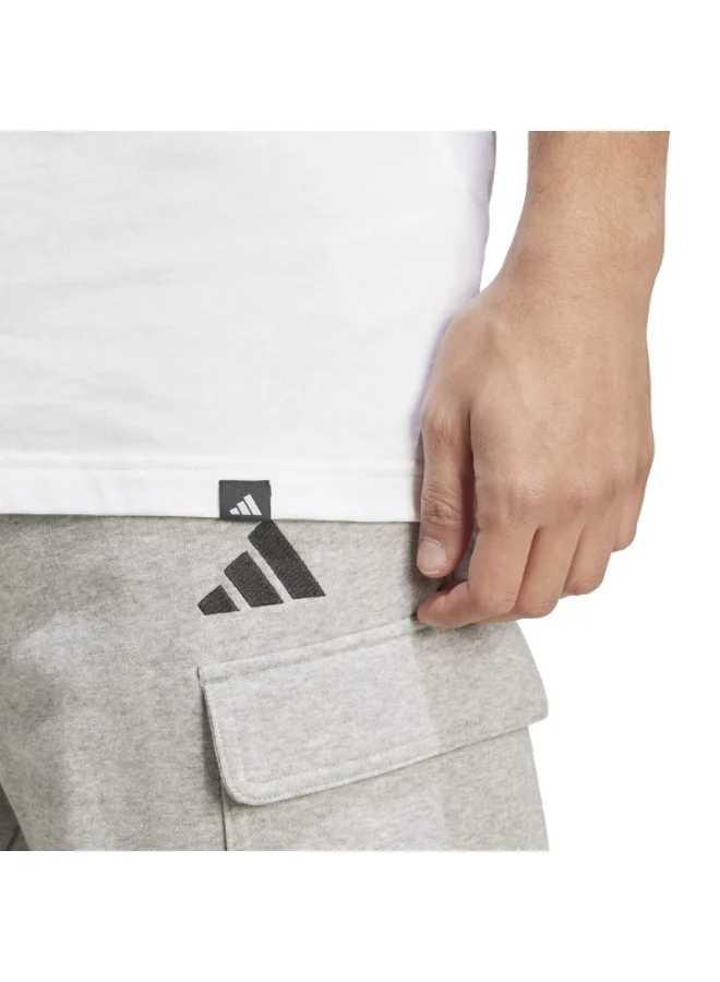 adidas تيشيرت رجالي مطبوع بشعار مموه أبيض