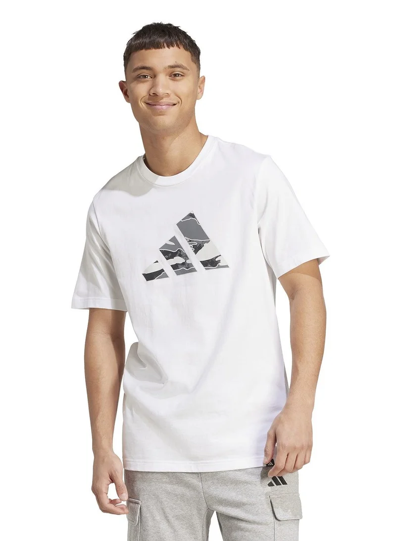 اديداس تيشيرت رجالي مطبوع بشعار مموه أبيض