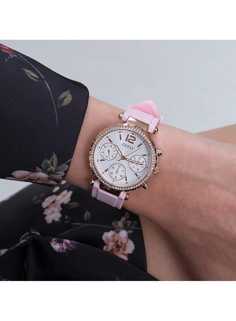 GUESS ساعة سيليكون باللون الوردي مع علبة من الذهب الوردي - Image 5